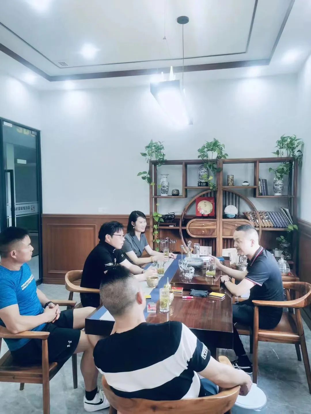 图：筹委会成员与诸佳装饰韩玉总经理会谈