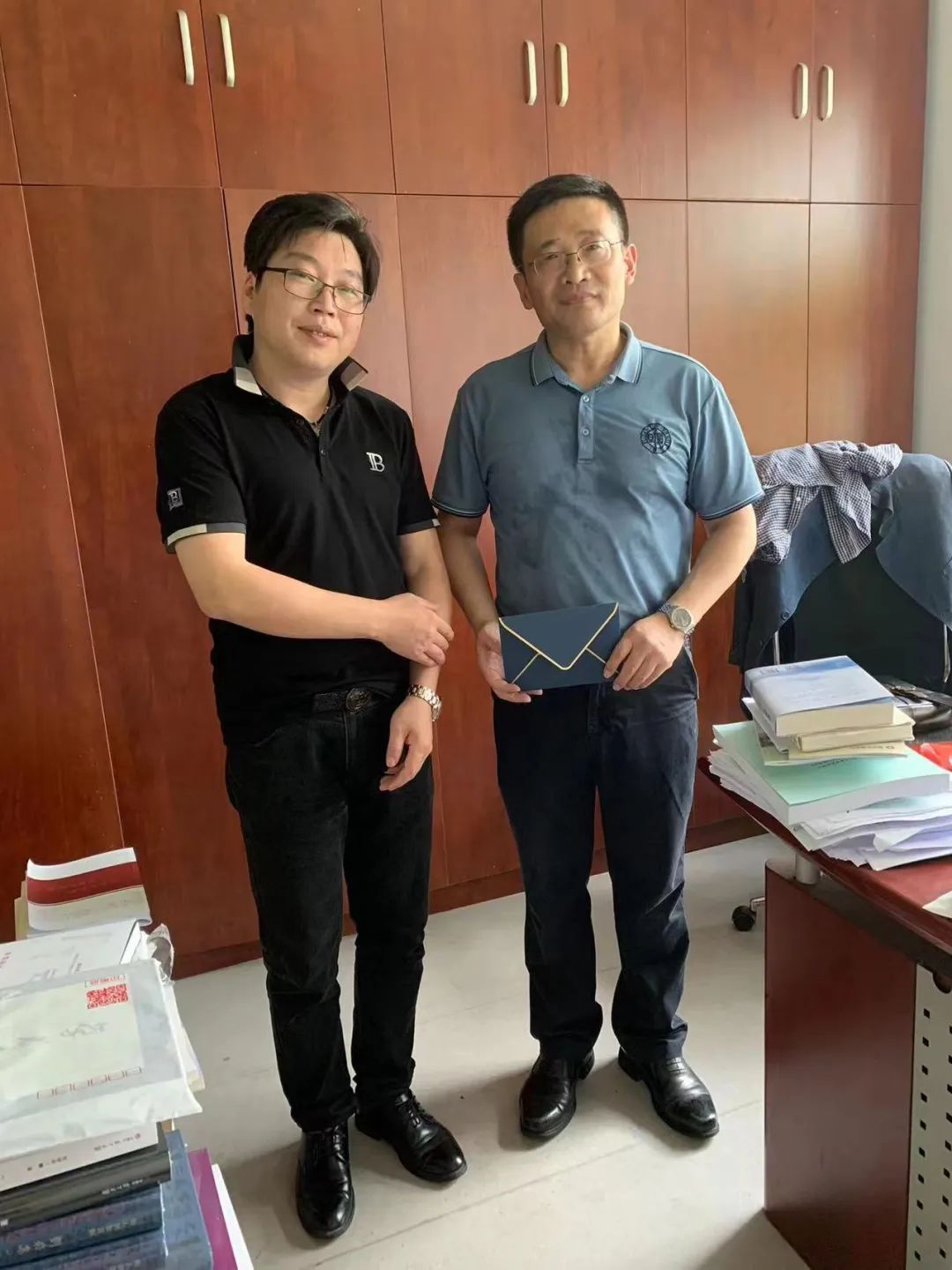 图：桐联网理事长梅扬志与王联合教授合影